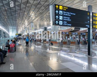 Check-in-Schalter am Soekarno-Hatta International Airport Terminal 3 in Jakarta, Indonesien. Terminal 3 ist das neueste Terminal des Flughafens und war o Stockfoto
