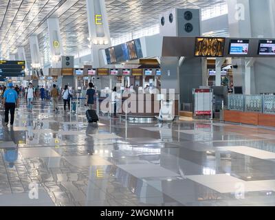 Check-in-Schalter am Soekarno-Hatta International Airport Terminal 3 in Jakarta, Indonesien. Terminal 3 ist das neueste Terminal des Flughafens und war o Stockfoto