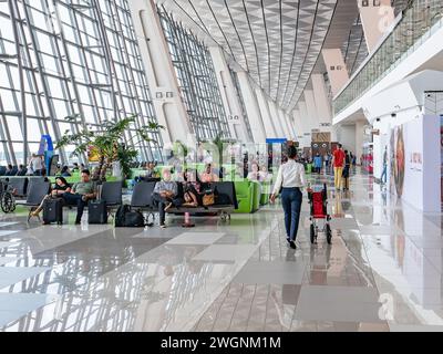 Abflugbereich am Soekarno-Hatta International Airport Terminal 3 in Jakarta, Indonesien. Terminal 3 ist das neueste Terminal des Flughafens und war geöffnet Stockfoto