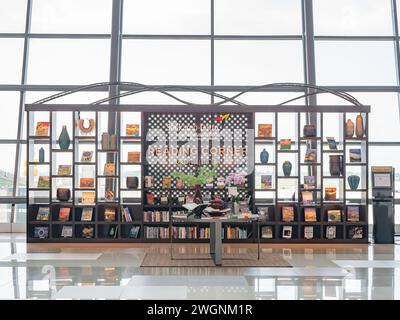 Leseecke im Abflugbereich am Soekarno-Hatta International Airport Terminal 3 in Jakarta, Indonesien. Terminal 3 ist das neueste Terminal der Th Stockfoto