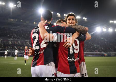Foto Massimo Paolone/LaPresse 3 Febbraio 2024 - Bologna, Italia - Sport, calcio - Bologna vs Sassuolo - Campionato italiano di calcio Serie A TIM 2023/2024 - Stadio Renato Dall’Ara. Nella Foto: Lewis Ferguson (FC Bologna) esulta con Charalampos Lykogiannis (FC Bologna) e Riccardo Calafiori (FC Bologna) Dopo aver realizzato il gol 2-3. Februar 2024 Bologna, Italien - Sport, calcio - Bologna vs Sassuolo - italienische Fußballmeisterschaft der Serie A 2023/2024 - Renato Dall’Ara Stadium. Auf dem Bild: Lewis Ferguson (Bologna FC) feiert mit Charalampos Lykogiannis (Bologna FC) und Riccardo Calafiori ( Stockfoto