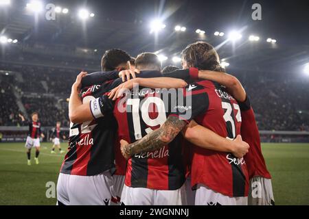 Foto Massimo Paolone/LaPresse 3 Febbraio 2024 - Bologna, Italia - Sport, calcio - Bologna vs Sassuolo - Campionato italiano di calcio Serie A TIM 2023/2024 - Stadio Renato Dall’Ara. Nella Foto: Lewis Ferguson (FC Bologna) esulta con Charalampos Lykogiannis (FC Bologna) e Riccardo Calafiori (FC Bologna) Dopo aver realizzato il gol 2-3. Februar 2024 Bologna, Italien - Sport, calcio - Bologna vs Sassuolo - italienische Fußballmeisterschaft der Serie A 2023/2024 - Renato Dall’Ara Stadium. Auf dem Bild: Lewis Ferguson (Bologna FC) feiert mit Charalampos Lykogiannis (Bologna FC) und Riccardo Calafiori ( Stockfoto