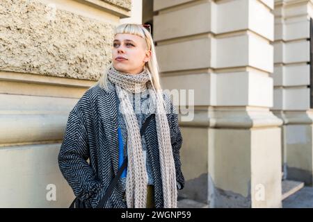 Junge nervöse Frau, die auf der Straße steht und auf ihren Freund oder Freund wartet, der zu spät ist. Hungrige Frau wartet auf eine Begleiterin oder einen Kollegen Stockfoto