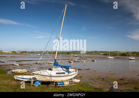 Großbritannien, England, Essex, Manningtree, Boote, die bei Ebbe in der Seafield Bay ankern Stockfoto