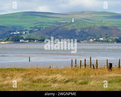 Hoad Hill und Canal Foot in Ulverston mit Blick über die Morecambe Bay von Sandgate nahe Flookburgh. Stockfoto