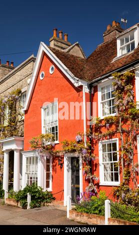 Großbritannien, England, Essex, Dedham, Brook Street, wisteria vor dem hell bemalten Haus Stockfoto