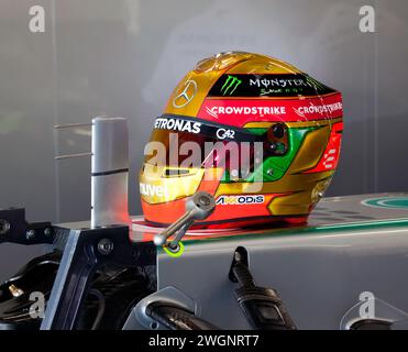 Nahaufnahme von Lewis Hamiltons Rennhelm, der auf seinem Mercedes Petronas W04 Formel-1-Auto sitzt, beim Silverstone Festival 2023 Stockfoto