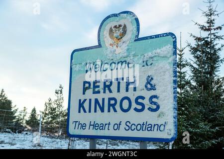 Willkommen in Perth & Kinross Schild „das Herz Schottlands“ mit Schnee bedeckt Stockfoto