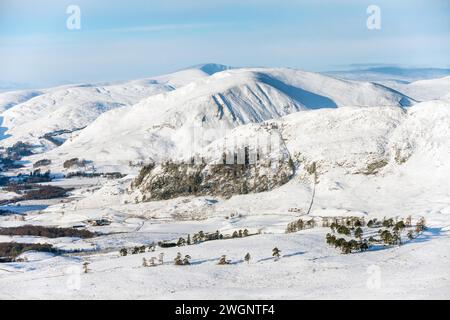 Das Spittal von Glenshee und ein Schnee bedeckten Ben Gulabin mit dem Munro Glas Tulaichean in der Ferne Stockfoto