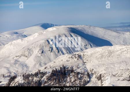 Das Spittal von Glenshee und ein Schnee bedeckten Ben Gulabin mit dem Munro Glas Tulaichean in der Ferne Stockfoto