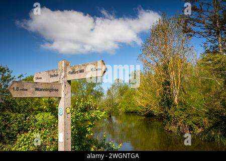 Großbritannien, England, Suffolk, Flatford, Wegweiser an der Brücke über den Fluss Stour Stockfoto