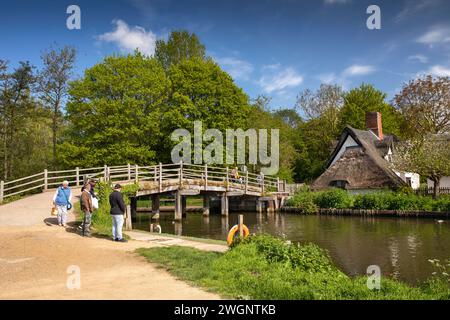 Großbritannien, England, Suffolk, Flatford, Besucher bei Bridge over River Stour in Bridge Cottage Stockfoto