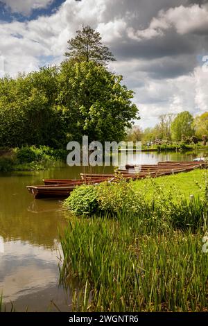 Großbritannien, England, Suffolk, Flatford, Ruderboote auf dem River Stour Mühlenrennen Stockfoto