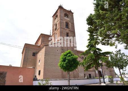 Rasueros, Pfarrkirche (17. Jahrhundert) mit Mudéjar-Glockenturm aus dem 13. Jahrhundert. Avila Provinz, Castilla y Leon, Spanien. Stockfoto