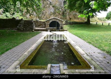 Monasterio de Rodilla, Quelle neben der Eremitage Nuestra Señora del Valle. La Bureba, Provinz Burgos, Castilla y Leon, Spanien. Stockfoto