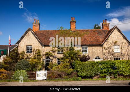 Großbritannien, England, Suffolk, East Bergholt, The Street, attraktive Doppelhäuser Stockfoto