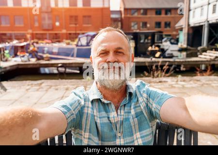 Rentner gehen auf den Kais, Pier, sitzen auf der Bank, machen Selfie, haben Video-Chat, auf Jacht, Segelboot, Boot. Lifestyle-Konzept Stockfoto