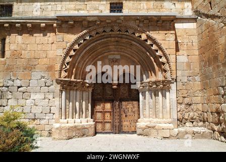 Caltojar, San Miguel Arcangel Kirche (romanische 13. Jahrhundert). Soria Provinz, Castilla y Leon, Spanien. Stockfoto