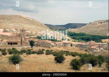 Caracena, Panoramablick mit Kirche San Pedro (links). Soria Provinz, Castilla y Leon, Spanien. Stockfoto