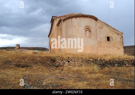 Caracena, Santa Maria Kirche (romanische 12. Jahrhundert). Am unteren Ende der Kirche San Pedro Glockenturm. Soria Provinz, Castilla y Leon, Spanien. Stockfoto