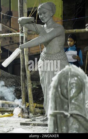 Skulpturen in einer Skulpturenwerkstatt (für Varanasi), organisiert vom Eisenbahnministerium (Govt of India) und dem Kulturministerium (Govt of India) in Nazrul Kala Kshetra in Agartala. Tripura, Indien. Stockfoto