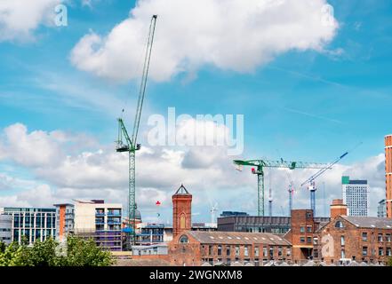 Blick auf Turmkräne und Baustellen rund um die Stadtlandschaft. City geht in die Höhe Konzept Stockfoto