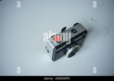 Agfamatic 100 Sensor-Kamera auf einem weißen Schreibtisch Stockfoto