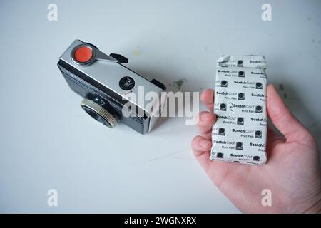 Agfamatic 100 Sensor-Kamera auf einem weißen Schreibtisch Stockfoto