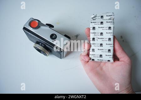 Agfamatic 100 Sensor-Kamera auf einem weißen Schreibtisch Stockfoto