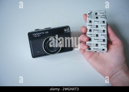 Agfamatic 100 Sensor-Kamera auf einem weißen Schreibtisch Stockfoto