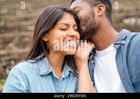Glückliches junges Paar, das sich verliebt, echa andere spricht, küsst, umarmt, Lifstyle-Konzept Stockfoto
