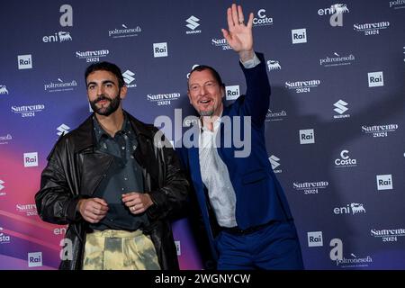 Amadeus und Marco Mengoni (Sänger, Preisträger der Ausgabe 2023) nehmen am Dienstag, den 6. FEBRUAR 2024, an einem Fotobesuch beim 74. SANREMO Italian Song Festival im Ariston Theatre in Sanremo, Norditalien Teil. Unterhaltung. (Foto: Marco Alpozzi/Lapresse) Stockfoto