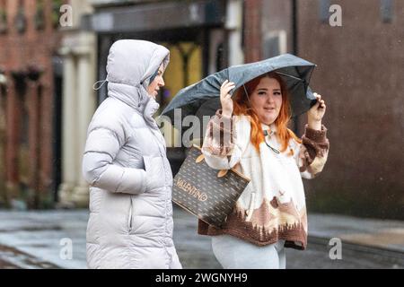 Preston, Lancashire. UK Wetter 06 Feb 2024, Gusty Winde und starke Regenschauer im Stadtzentrum von Preston,. Credit MediaWorldImages/AlamyLiveNews Stockfoto