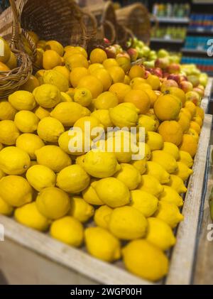 Zitronen zum Verkauf im Supermarkt Stockfoto