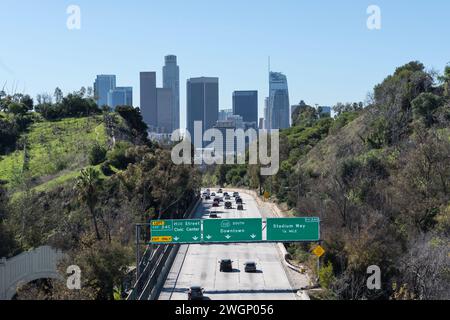 Los Angeles Skyline und 110 Freeway Downtown Pfeilschild. Stockfoto