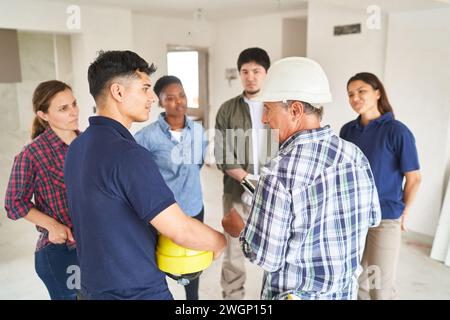 Teamgruppe der Architekten, die vor Ort arbeiten Stockfoto