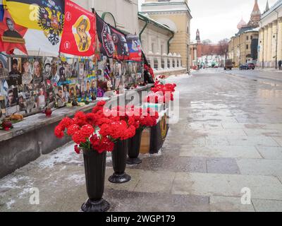 Blumensträuße aus roten Nelken an der spontanen Gedenkstätte für die gefallenen Soldaten des Wagner-PMC in der Varvarka-Straße in Moskau in der Nähe des Kreml. Moskau. Russland. Februar 2024. Stockfoto