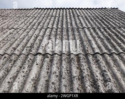 Dach mit Asbestgewellplatten abgedeckt Stockfoto