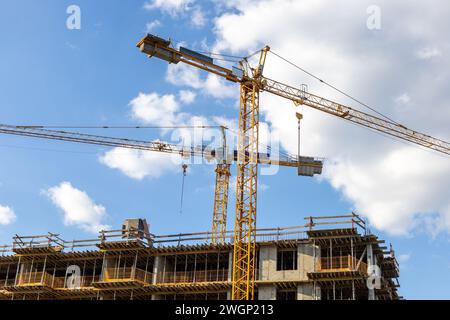 Baukräne arbeiten an neuen Flachbauten Stockfoto