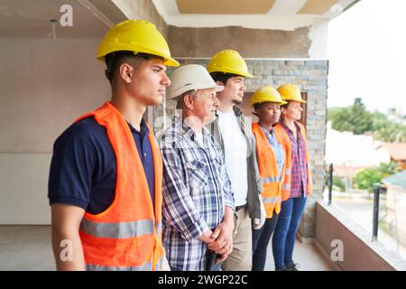 Team von Arbeitnehmern, die Arbeitskleidung tragen Stockfoto