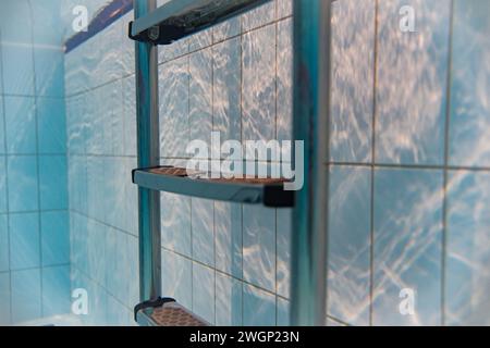 Unterwasserfoto, Leiter im Pool, Nahaufnahme. Hochwertige Fotos Stockfoto