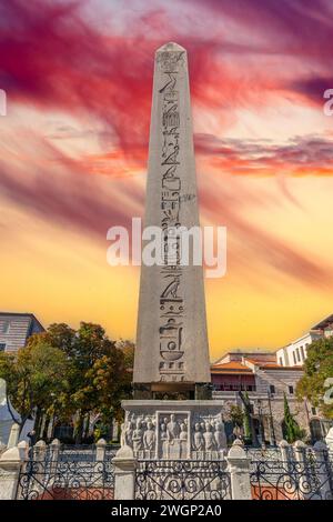 Obelisk von Theodosius (Dikilitas) mit Hieroglyphen in Sultanahmet, Istanbul, Türkei. Antike Ägyptische Obelisk in Istanbul City Stockfoto