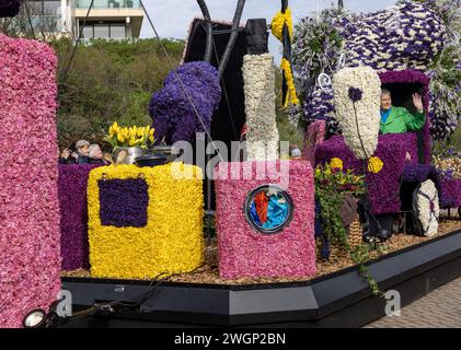 Noordwijk, Niederlande - 22. April 2023: Spektakuläre mit Blumen überzogene Schwimmwagen im Bloemencorso Bollenstreek, der jährlichen Frühlingsblumenparade von Noord Stockfoto