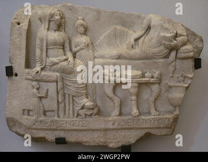 Eine Frau, ein Mädchen, ein Mann und Diener. Inschrift auf Griechisch. Stele von Debabenzis, Ehefrau von Deidikyros. Zweite Hälfte des 2. Jahrhunderts n. Chr. Aus Laskarevo, Region Blagoevgrad, Bulgarien. Nationales Archäologisches Museum. Sofia. Bulgarien. Stockfoto