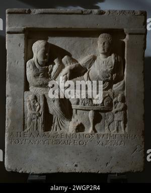 Ein Trauerfest: Eine Frau, ein Mann und Diener. Inschrift auf Griechisch. Stele von Apellas, Sohn von Xenon, und seine Frau Glykytes, Tochter von Haireos. Das Frühe Römische Reich. Nationales Archäologisches Museum. Sofia. Bulgarien. Stockfoto