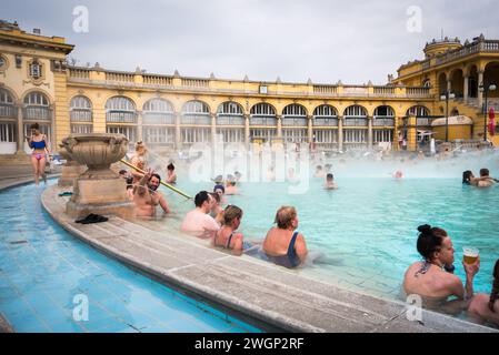 Szechenyi Thermalbäder, die größten Thermalbäder in Budapest, Ungarn Stockfoto