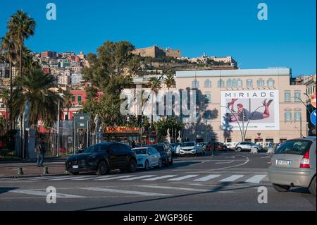 Neapel, Italien - 18. Dezember 2022: Geschäftige Straße in neapel, italien bei Sonnenaufgang, mit Blick auf das historische Zentrum und sant elmo c Stockfoto