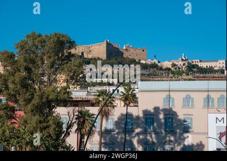 Neapel, Italien - 18. Dezember 2022: Geschäftige Straße in neapel, italien bei Sonnenaufgang, mit Blick auf das historische Zentrum und sant elmo c Stockfoto