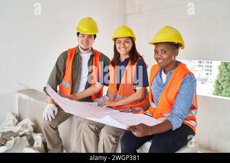 Lächelnde Kollegen, die den Plan analysieren Stockfoto