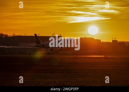 Albrecht-Dürer Airport Nürnberg im Sonnenuntergang Landung eines Embraer 175 Kurzstreckenflugzeug aus Paris - Charles de Gaulle CDG kommen, der Fluggesellschaft HOP, eine Tochtergesellschaft der franzöischen Airline Air France. Die Landung auf dem fränkischen Verkehrsflughafen fand während eines intensiven orangenen Sonnenuntergang über der Frankenmetropole statt. Nürnberg Bayern Deutschland *** Flughafen Albrecht Dürer Nürnberg bei Sonnenuntergang Landung eines Kurzstreckenflugzeugs Embraer 175 aus Paris Charles de Gaulle CDG, der Fluggesellschaft HOP , einer Tochtergesellschaft der französischen Fluggesellschaft Air France the la Stockfoto